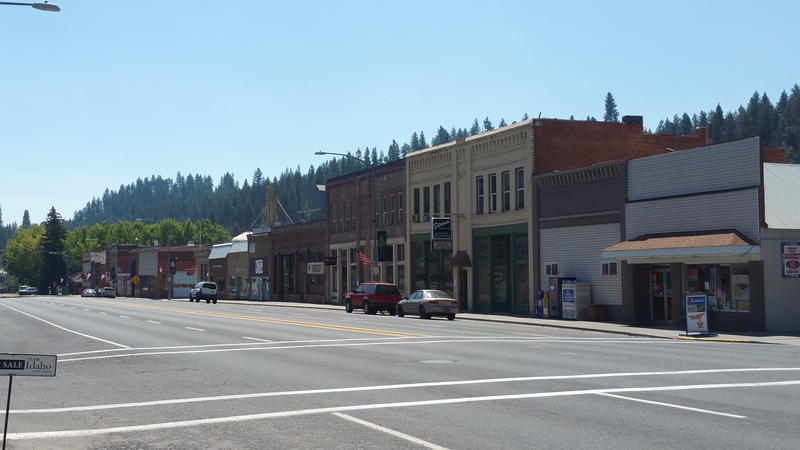 looking southeast at Main Street toward American Ridge