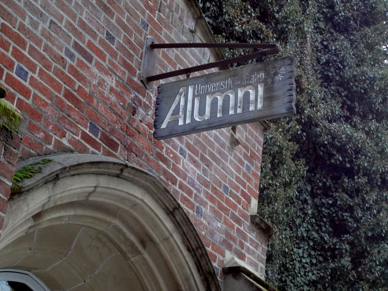 U of I starburst on the Alumni Center sign