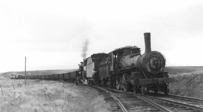 Northern Pacific locomotive 1521 switching the Nez Perce & Idaho Railroad locomotive no. 4