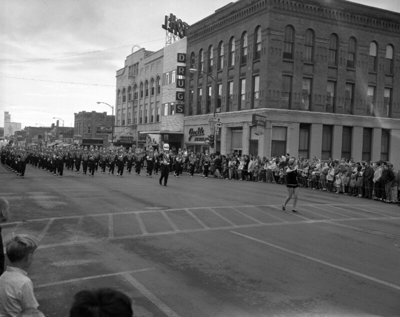 drill teams and marching bands in Homecoming parade