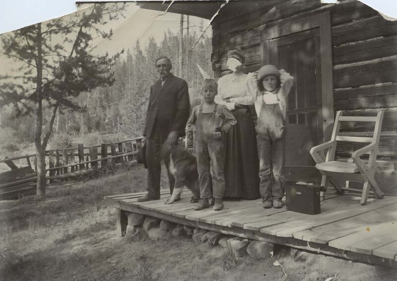 W.M. Richardson (pioneer of Leesburg), Ms. Richardson, waiter John Shoup (with hat), Richard W. Shoup in Leesburg