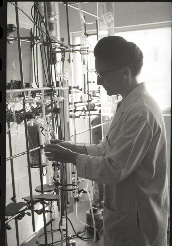 Jean'ne Shreeve in lab